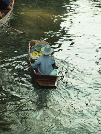 RATCHABURI,THAILAND-February 26 : Unidentified People and Tourist on the boat tour Damneonsaduak Floating Market on February 26,2014 in Ratchaburi,Thailand.のeditorial素材