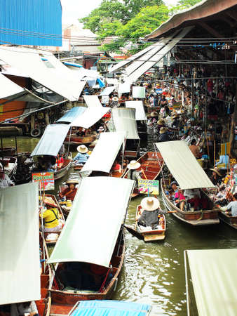 Thailand, Bangkok,Paddle man on boats at Damnoen Saduak Floating Marketのeditorial素材