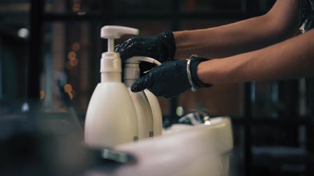 squeeze shampoo on handの写真素材