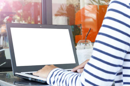use computer outdoor white screen