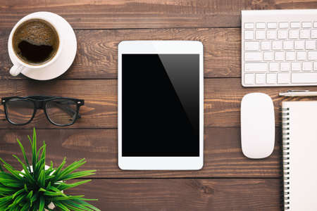 white tablet blank screen on work deskの写真素材