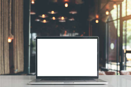 laptop showing blank screen in coffee shop restaurantの写真素材