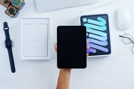 Bangkok, Thailand - October 1, 2021: Hand holding new ipad mini gen 6 order from apple store onlineのeditorial素材