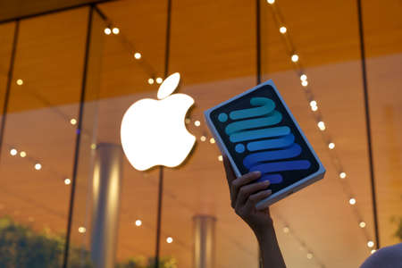 BANGKOK, THAILAND - SEPTEMBER 30, 2021: Ipad mini gen 6 in customer hand at apple store Icon Siam, Bangkok Thailand, Ipad mini gen 6 release in Thailand on SEPTEMBER 30, 2021のeditorial素材