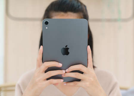Bangkok, Thailand - October 7, 2021: Close up women hand using Apple Ipad mini gen 6. Ipad mini is product of Apple inc.のeditorial素材