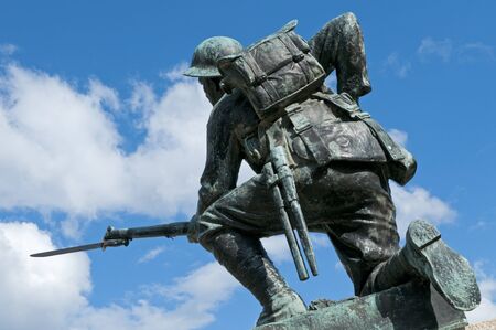 A World War I monument. The soldier is equipped with British Pattern 1908 webbing, a Short Magazine Lee-Enfield Mk III (SMLE) .303 rifle, and a Pattern 1907 sword bayonet.のeditorial素材