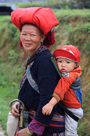 SAPA - JUL 23  Unidentified hill tribe mother and her son at the Red Dao Ethnic Minority on July 23, 2012 in Sapa, Vietnam  Red Dao Minority are the 9th largest ethnic group in Vietnam のeditorial素材