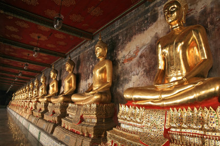 Seated Buddha states in a row at the temple of Wat Arun in Bangkok, Thailandのeditorial素材