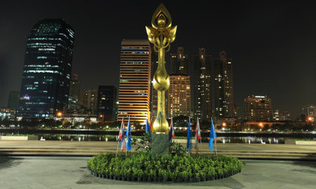 Golden lotus statue against modern buildings at Benjakitti park in Bangkokのeditorial素材