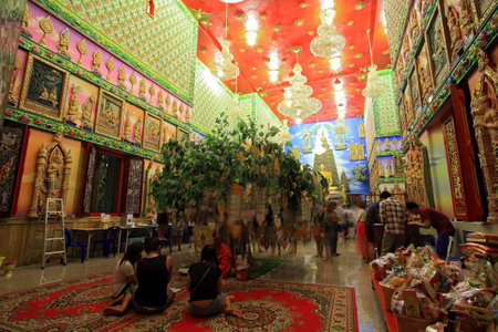 NONTHABURI-FEB 25  Unidentified people pray inside Wat Bua Khwan shrine in Magha Puja Day on February 25, 2013 in Nonthaburi, Thailand  Here, found in 1892, is the royal temple in Nonthaburi province のeditorial素材