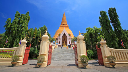 NAKHON PATHOM-MAY 07  Phra Pathom Chedi pagoda, the landmark of Nakhon Pathom Province,Thailand on May 07, 2013  Here, built in in 1870, is the tallest pagoda in the world with 127 metres  height のeditorial素材