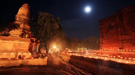 Wat Mahaeyong with full moon on Visakha Puja Day in Ayutthaya, Thailand  People holding lit candle and walk around temple by 3 times to worship の写真素材