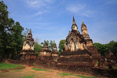 Wat Chedi Chet Thaew against blue sky at Srisatchanalai historical park in Sukhothai, Thailand の写真素材