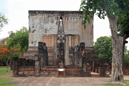 Large Buddha statue in mondop called Phra Atchana at Wat Sri Chum on May 13, 2013 in Sukhothai, Thailandの写真素材