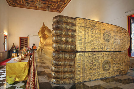 Large reclining Buddha statue inside Thai templeの写真素材
