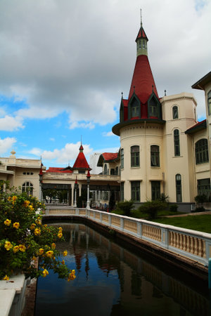 Phayathai palace with reflection on the canal in Bangkok, Thailandのeditorial素材