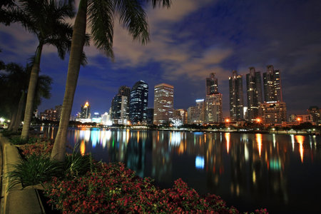 Bangkok downtown cityscape with reflection of modern buildings on the lakeのeditorial素材