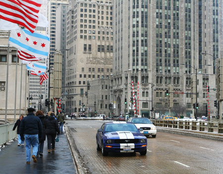 CHICAGO,IL-FEB 09: Unidentified people walk on Michigan avenue bridge on February 09, 2008 in Chicago, IL USA.のeditorial素材