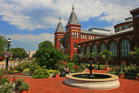 WASHINGTON DC -JUL 16:Unidentified woman at garden near Smithsonian Castle on July 16, 2008 in Washington DC, USA. Here is a famous attraction in Washington DC, and people come to visit.のeditorial素材