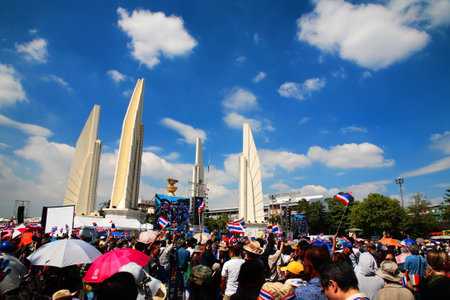 BANGKOK-DEC 1: Unidentified Anti-government protesters gather at Democracy Monument to anti government amnesty bill on December 01, 2013 in Bangkok, Thailand. Protesters rally to majority government ministries today.のeditorial素材