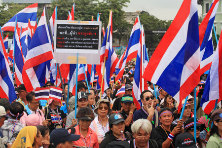 BANGKOK-NOV 24:Unidentified Thai protesters march at Ratchadamnoen road to anti amnesty bill on Nov 24, 2013 in Bangkok, Thailand. It claims that up to million Thai people gather on such day.のeditorial素材