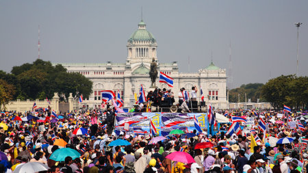 BANGKOK-DEC 9: Unidentified protesters gather at King Rama 5 statue on December 09, 2013 in Bangkok, Thailand. Millions rally from many streets to expel government today.のeditorial素材