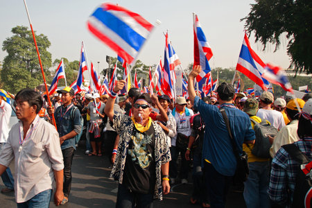 BANGKOK-DEC 9: Unidentified protesters walk to Government House on December 09, 2013 in Bangkok, Thailand. Millions of Thai people rally from many streets to expel government today.のeditorial素材