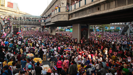 BANGKOK-DEC 22: Thai protesters gather at Pathum Wan Intersection, the main Bangkok shopping center called Siam, to ask for reform before election on December 22, 2013 in Bangkok, Thailand.のeditorial素材