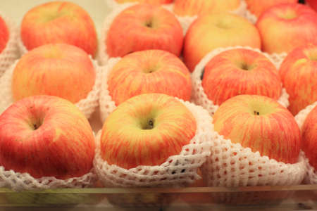 apples selling at grocery storeの写真素材