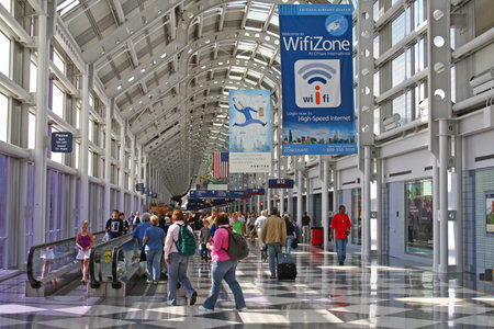 CHICAGO, IL - AUGUST 21, 2006: Unidentified Travelers walk to gates at Chicago O'Hare International Airport in USA. It was the 5th busiest airport in the world with 66,883,271 passengers in 2013.のeditorial素材