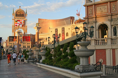 LAS VEGAS, US - AUGUST 28, 2006: Unidentified visitors walk to the Venetian Resort Hotel Casino. The luxury resort has a five-diamond hotel with 4,049 suites and 4,059 hotel rooms.のeditorial素材