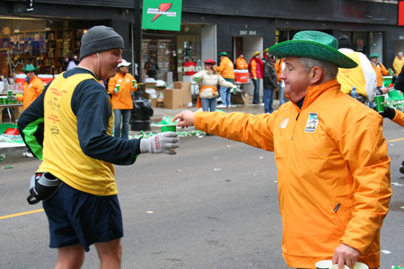 CHICAGO, IL, US - OCTOBER 22, 2006: Unidentified staff giving water to a runner on broadway street for Chicago Marathon event. there are 33618 finishers for this marathon event.のeditorial素材