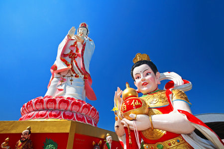 Guanyin, chinese female god (goddess of mercy) and child god statue at Wat Saman in Chachoengsao, Thailandのeditorial素材