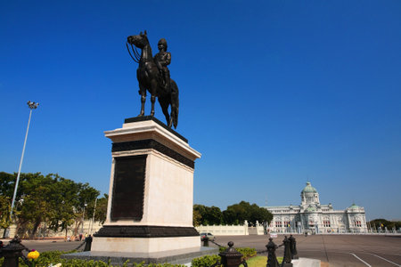 King Chulalongkorn (Rama V)  equestrian statue and Ananta Samakhom Throne Hall in Bangkok, Thailandのeditorial素材