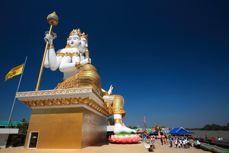 CHACHOENGSAO, THAILAND - DECEMBER 31, 2014: Unidentified people visit the largest brahma statue against blue sky at Wat Samanの写真素材