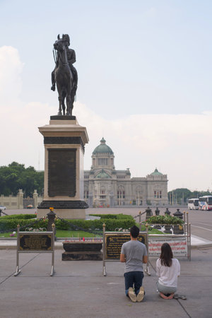 BANGKOK, THAILAND - OCTOBER17, 2015: Unidentified Thai people pray The equestrian statue of King Chulalongkorn (Rama V).のeditorial素材