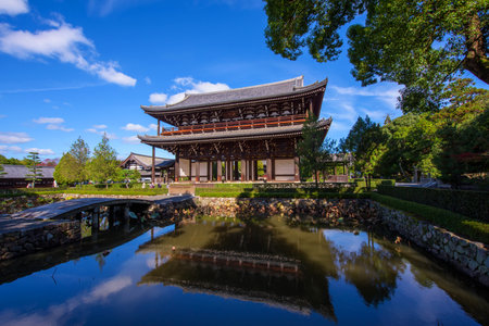 Sanmon - The main Gate with skyline reflection at Tofuku-ji Temple in Kyoto, Japanのeditorial素材
