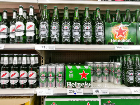 BANGKOK, THALAND - DECEMBER 10, 2016: Heineken beer cans and bottles on the shelf at Tesco Lotus supermarket.のeditorial素材