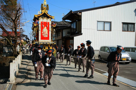 TAKAYAMA, JAPAN -APRIL 14, 2011: Unidentified residents drag and raise majestic floating puppets. This festival shows during 14-15 April and 9-10 October in every year.のeditorial素材