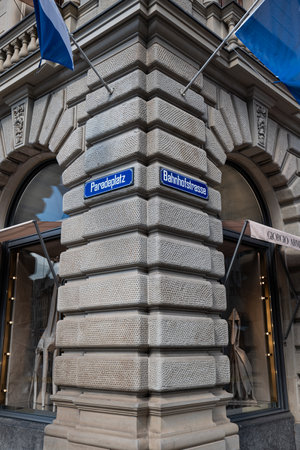 06-09-2024 Zurich, Switzerland. Paradeplatz and Bahnhofstrasse street sign on the Credit Suisse bank building street corner or intersection. Low angle, no people.のeditorial素材