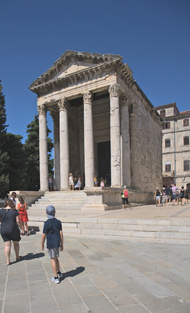 Tourists visiting the Pantheon in Pula, Croatia.のeditorial素材
