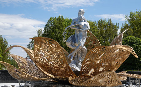 Kyiv, Ukraine May 5, 2023: Monument of Lovers in the botanical garden Grishka of the city of Kyivのeditorial素材