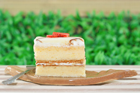 Vanilla cake topping with strawberry