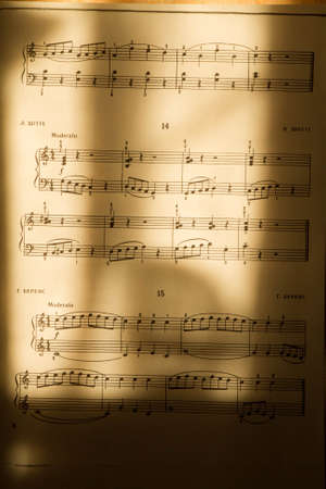 easy notes with sun lines - close upのeditorial素材