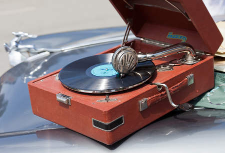 SAMARA, RUSSIA - MAY 9: Retro festival 'Day of victory'. Old gramophone on the retro car hood on May 9, 2012 in Samaraのeditorial素材