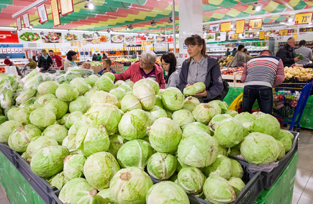 SAMARA, RUSSIA - SEPTEMBER 23, 2014: Buyers select fresh vegetables in supermarket Magnit. Russia's largest retailerのeditorial素材