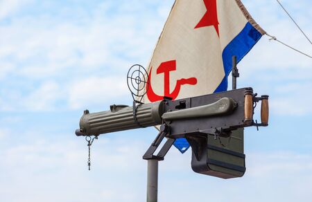 SAMARA, RUSSIA - MAY 1, 2015: Old anti-aircraft machine gun Maxim in the background of the flag of the Soviet Navyのeditorial素材