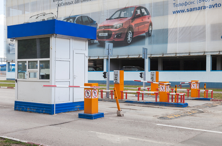 SAMARA, RUSSIA - JUNE 6, 2015: Checkpoint by the car parking in the airport terminal Kurumochのeditorial素材
