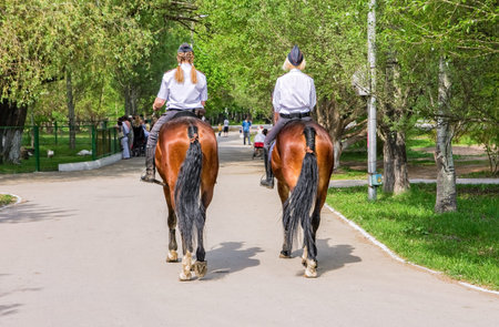 SAMARA, RUSSIA - MAY 9, 2015: Female mounted police on horse back in the city Parkのeditorial素材