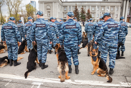 SAMARA, RUSSIA - APRIL 20, 2016: Russian police unit in uniform with police dogs on the Kuibyshev square in spring day. Text in russian: "Police"のeditorial素材